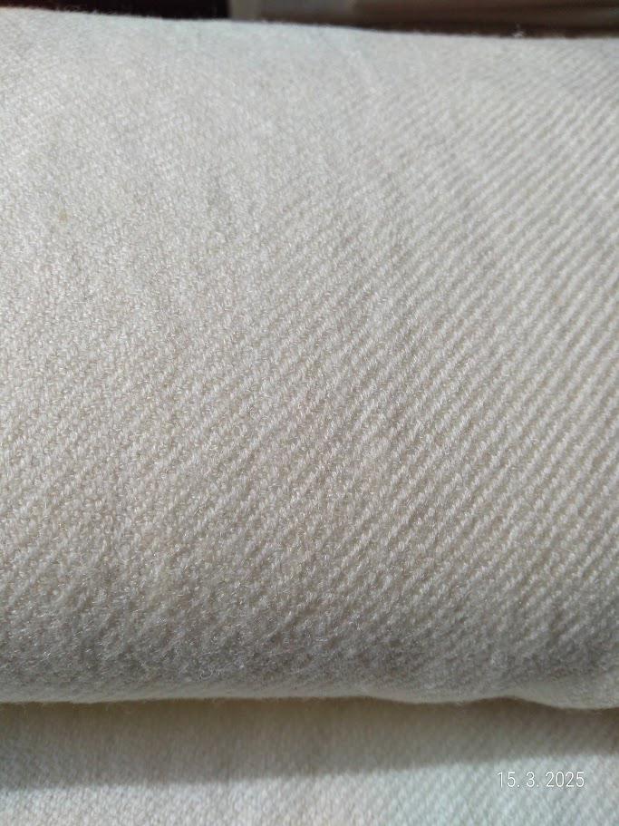 Twill 2/1 - 250 Gramm Weicher Weißer Wollstoff Handgewebt | 45 Twill 2/1 - 250 Gramm Weicher Weißer Wollstoff Handgewebt | 45 von Handmadewoolcloth