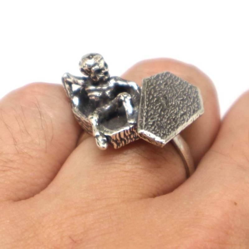 Silber Totenkopf Im Sarg Ring - Einzigartiger Unisex Statement Für Männer Oder Frauen von HandmadoJewelry