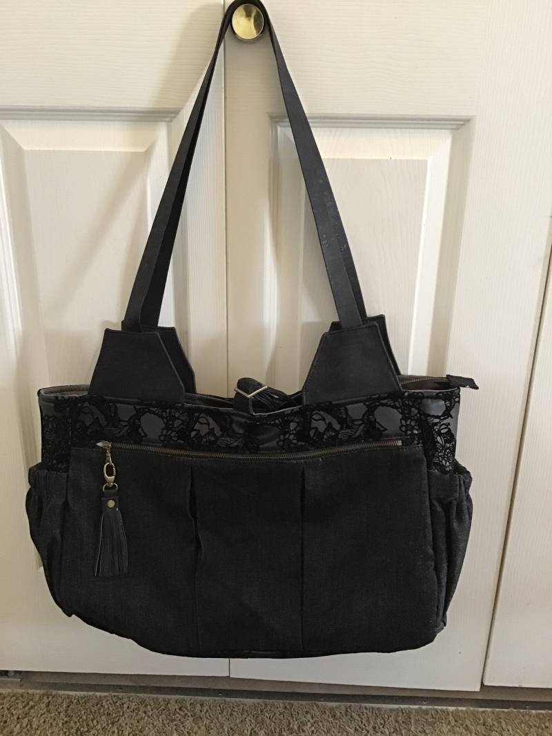 Fingerhut-Fitness-Tasche in Schwarzem Kunstleder, Floral Wildleder Und Denim von HandmaidBags