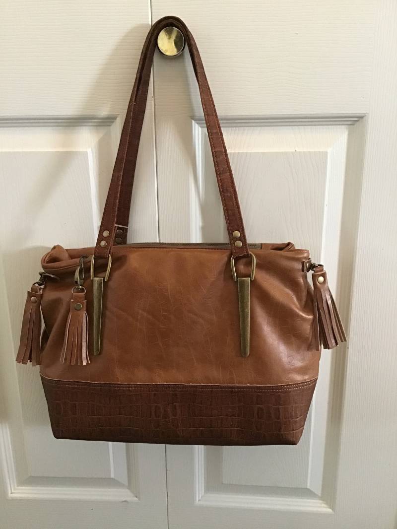 Träger Der Eroberung Handtasche in Faux Leder Und Kork von HandmaidBags