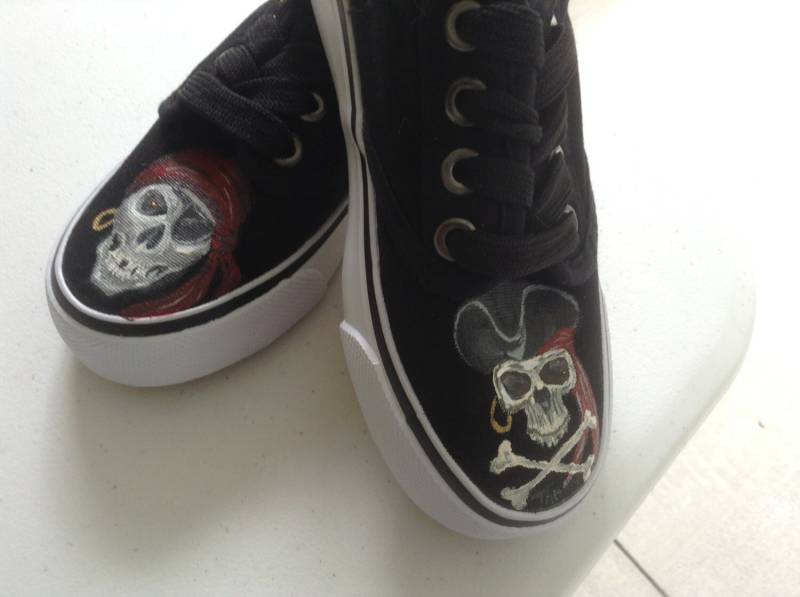 Individuelle Schuhe, Piraten Gemalt Individuelle Schuhe, Piraten Gemalt von Handpaintedbytammy