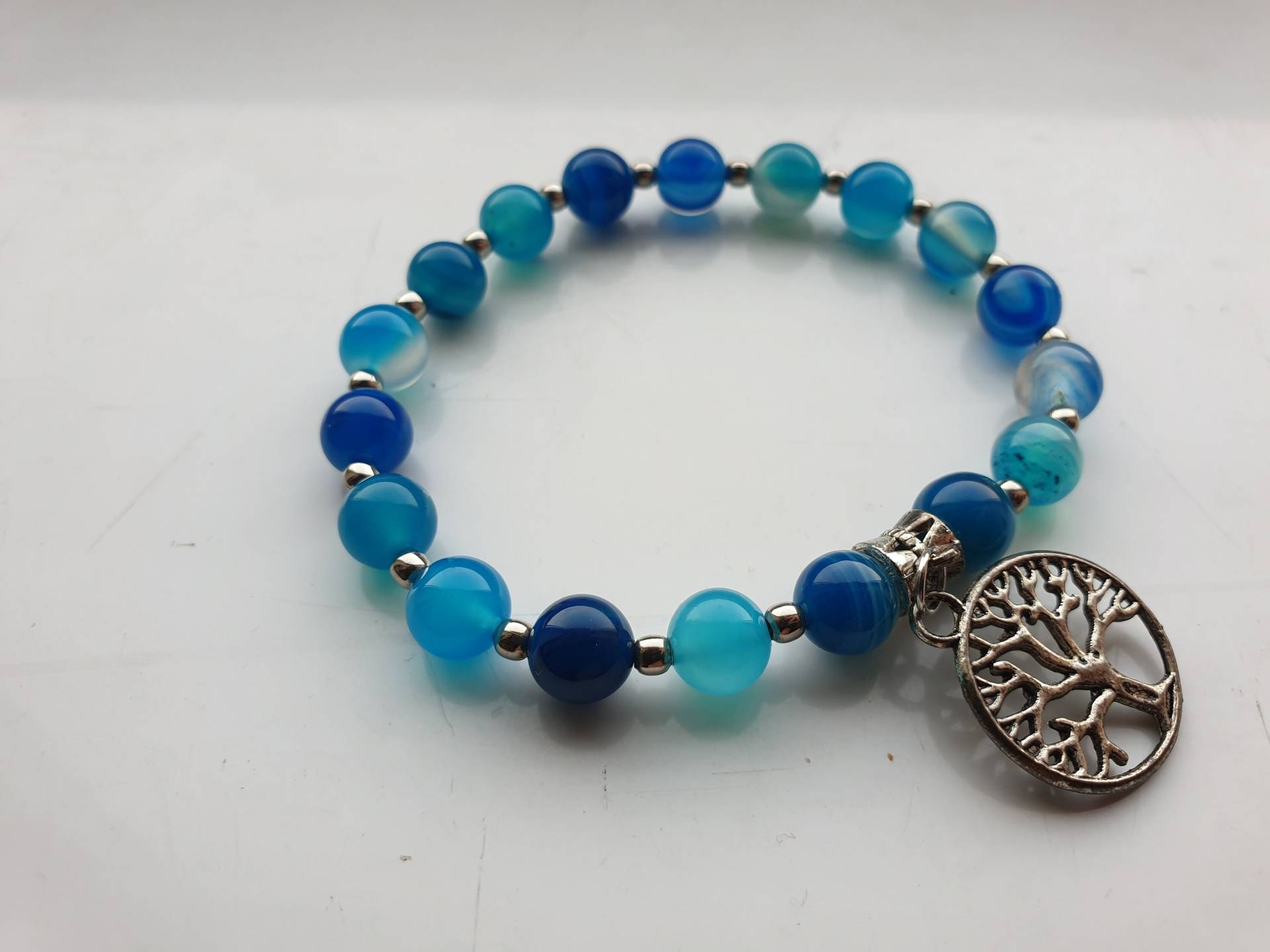 Baum Des Lebens Charm Armband Blauer Achat Gestreift Perlen, Silber Charm, Spacer Edelstein Stretch Armband Baum Des Lebens Charm Armband Blauer Achat Gestreift Perlen, Silber Charm, Spacer Edelstein Stretch Armband von HandraJewellery