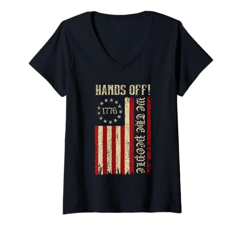 Damen Hands Off Social Security Protest Resist Save Democracy Flagge T-Shirt mit V-Ausschnitt Damen Hands Off Social Security Protest Resist Save Democracy Flagge T-Shirt mit V-Ausschnitt von Hands Off Protest Social Security And Medicare Tee