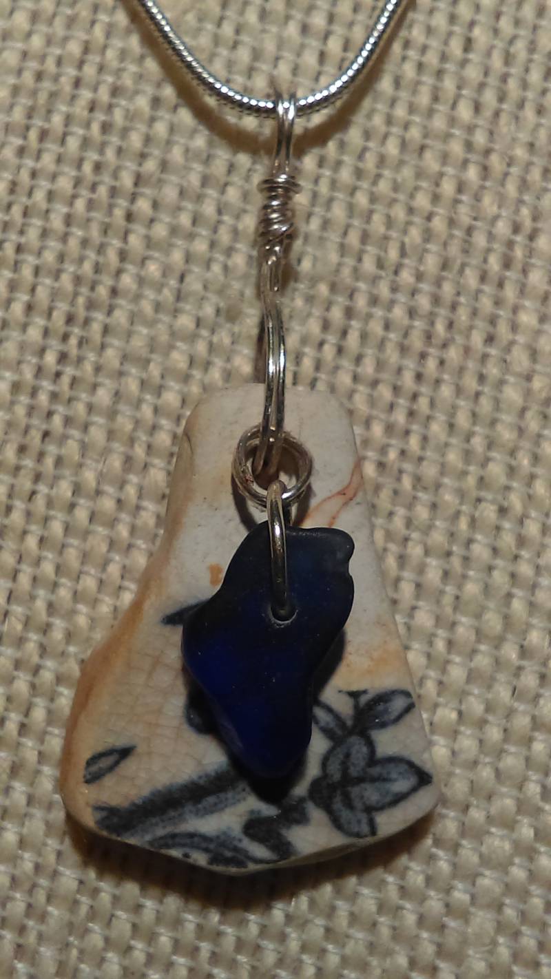 strandglas Chinascherbe, Blaues Kobaltglas Und Versilberte Halskette, Echt Aus Dem Eriesee von HandsOfLightShoppe