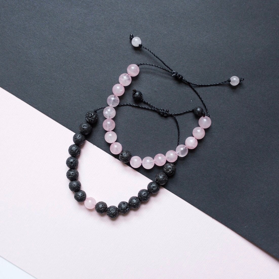 Entfernung Armbänder, Edelsteinperlen, Rosenquarz, Lavagestein, Verstellbar, Schiebeknotenverschluss Entfernung Armbänder, Edelsteinperlen, Rosenquarz, Lavagestein, Verstellbar, Schiebeknotenverschluss von HandsTAYmpedDesigns
