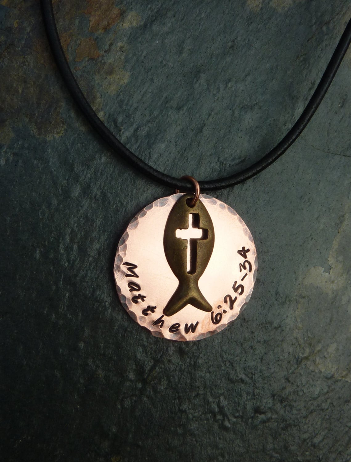 Ichthys Kreuz Fisch Charm Auf Kupferscheibe Mit Personalisiertem Bibelvers Ichthys Kreuz Fisch Charm Auf Kupferscheibe Mit Personalisiertem Bibelvers von HandsandFeetJewelry