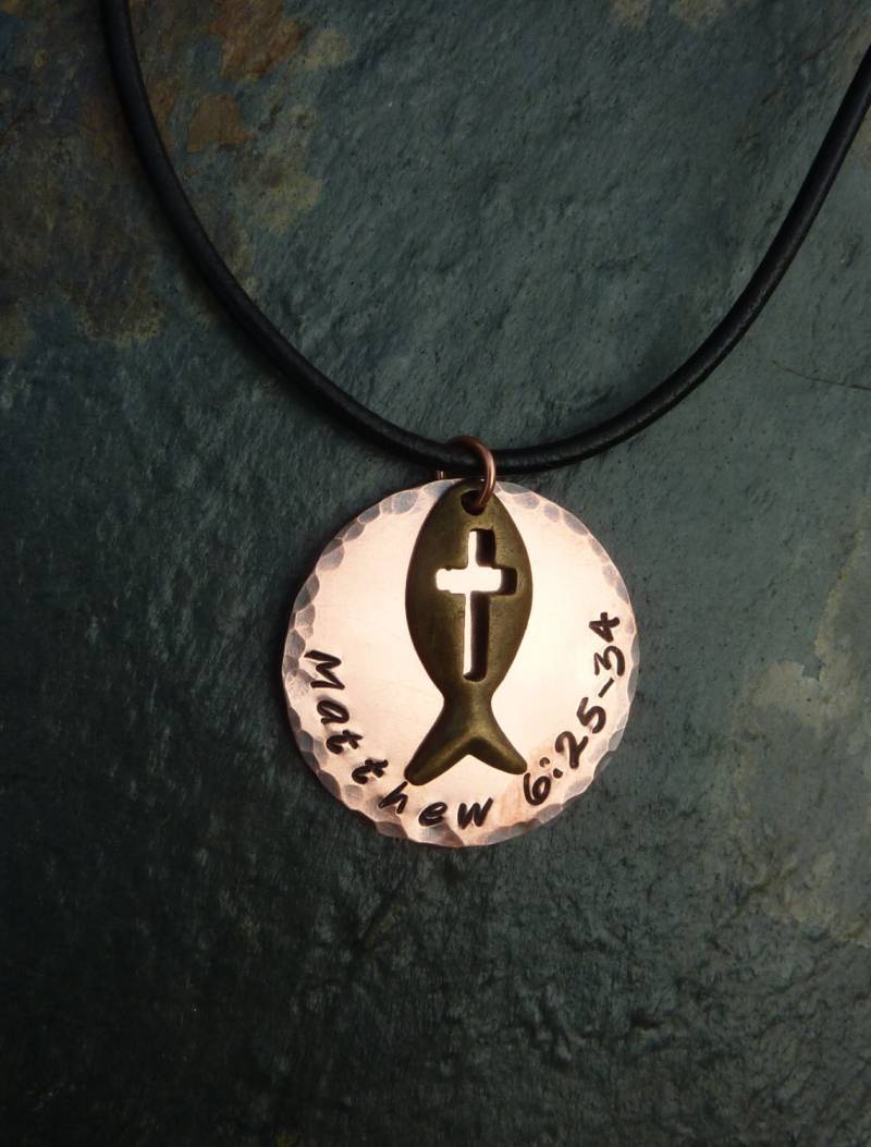 Ichthys Kreuz Fisch Charm Auf Kupferscheibe Mit Personalisiertem Bibelvers Ichthys Kreuz Fisch Charm Auf Kupferscheibe Mit Personalisiertem Bibelvers von HandsandFeetJewelry