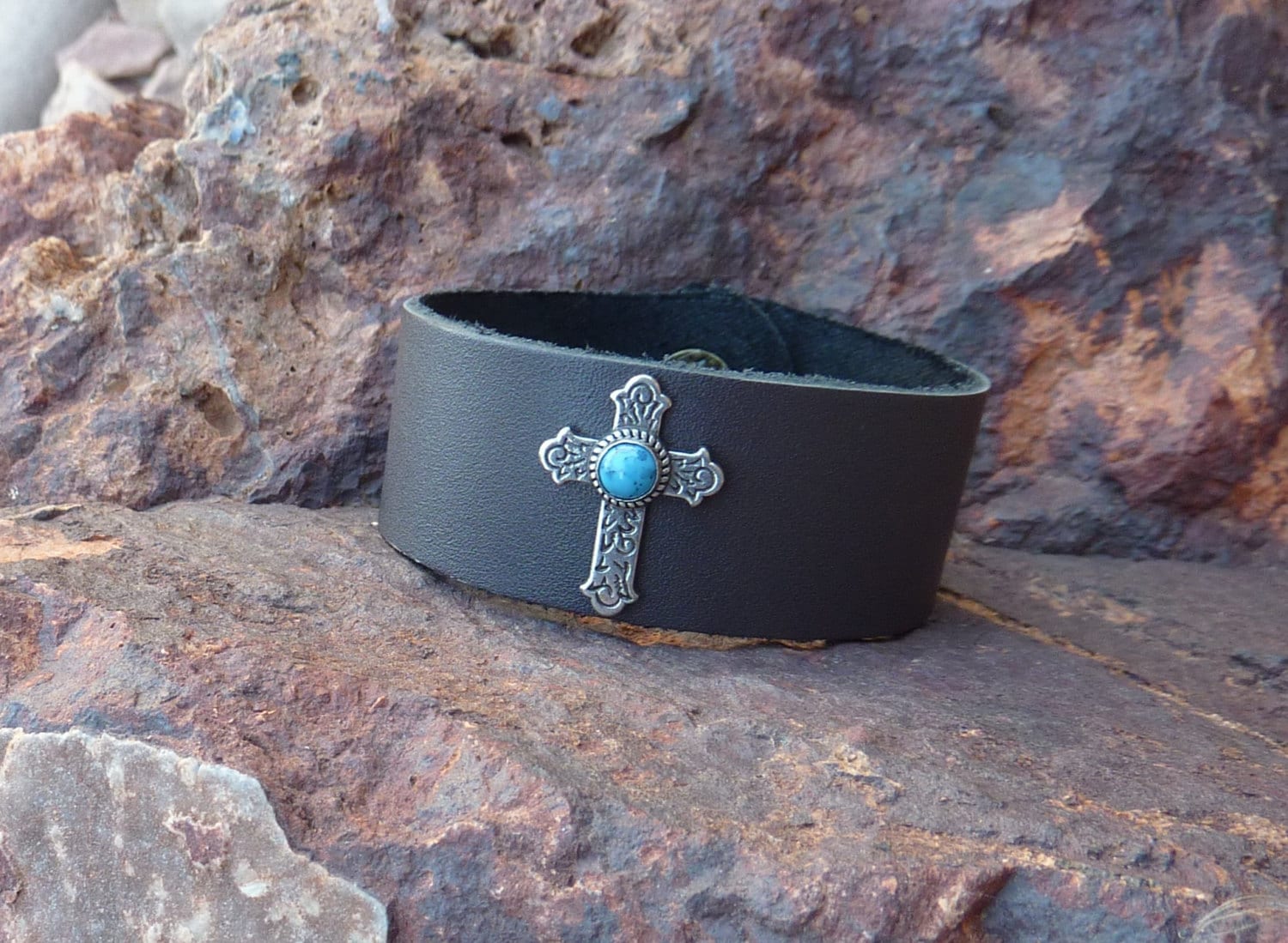Lederarmband Mit Silber Kreuz Und Türkis Farbigen Stein Lederarmband Mit Silber Kreuz Und Türkis Farbigen Stein von HandsandFeetJewelry