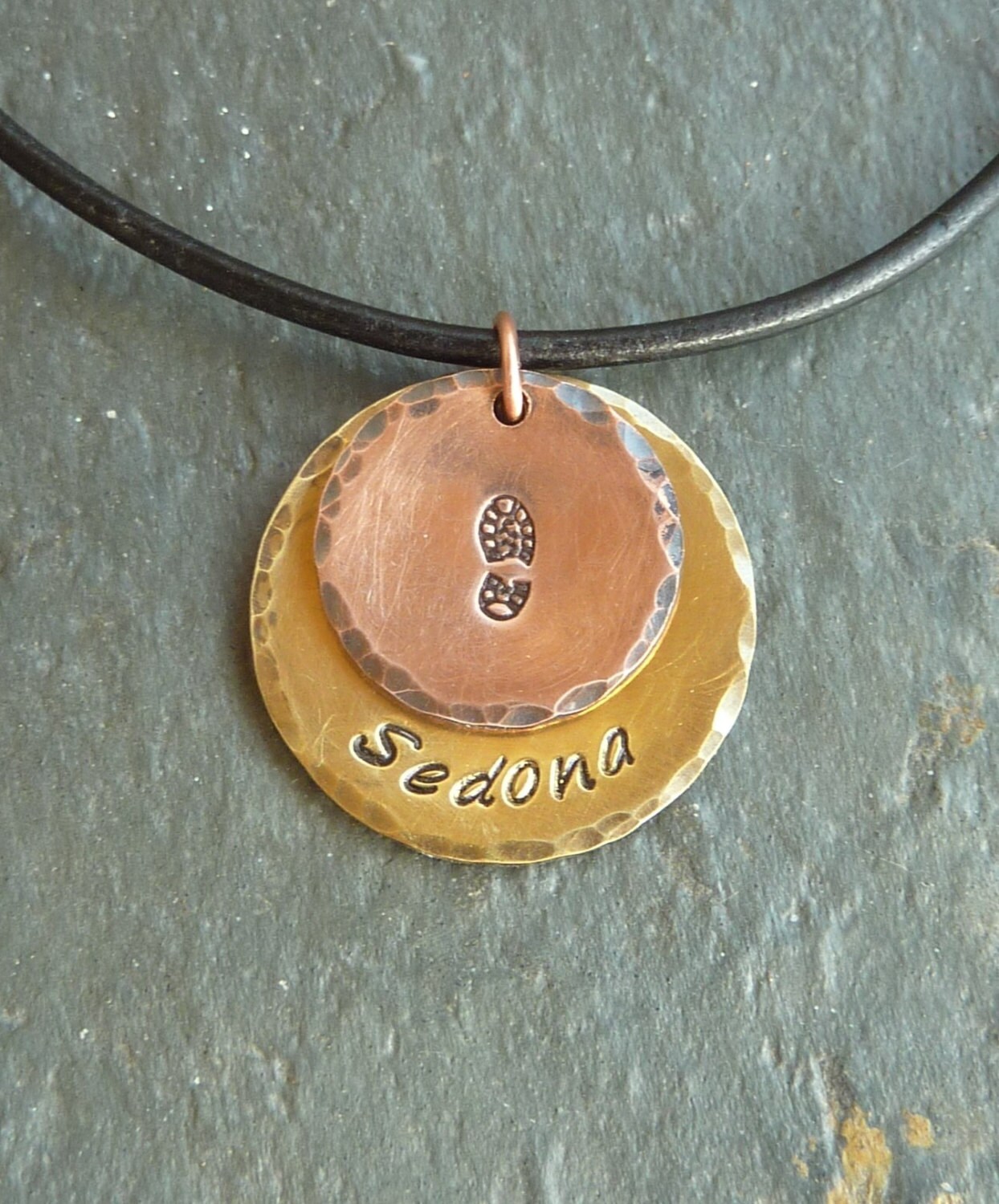 Personalisierte Wanderer Kette Mit Stiefeldruck Auf Kupfer Über Messingscheibe Personalisierte Wanderer Kette Mit Stiefeldruck Auf Kupfer Über Messingscheibe von HandsandFeetJewelry