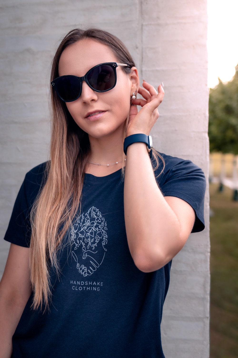 Nachhaltiges & Fair Produziertes T-Shirt Aus Ecovero | Holzfaser Mit Blumenlogo, Extrem Soft Und Angenehm Zu Tragen Nachhaltiges & Fair Produziertes T-Shirt Aus Ecovero | Holzfaser Mit Blumenlogo, Extrem Soft Und Angenehm Zu Tragen von HandshakeClothing