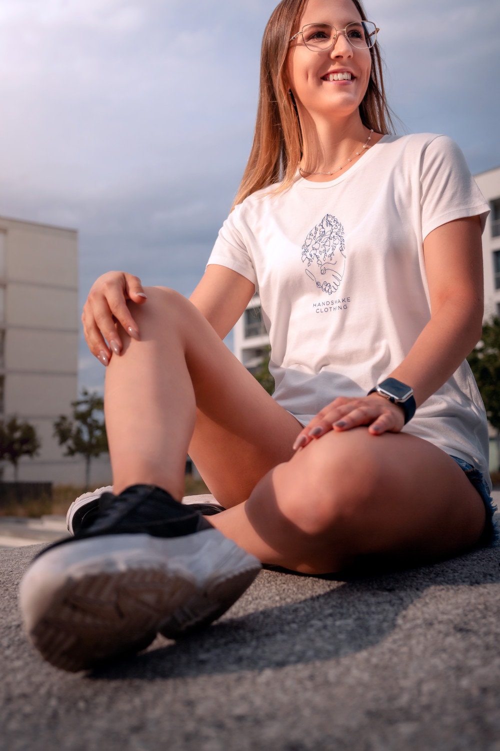 Nachhaltiges & Fair Produziertes T-Shirt Aus Ecovero | Holzfaser Mit Blumenlogo, Extrem Soft Und Angenehm Zu Tragen Nachhaltiges & Fair Produziertes T-Shirt Aus Ecovero | Holzfaser Mit Blumenlogo, Extrem Soft Und Angenehm Zu Tragen von HandshakeClothing