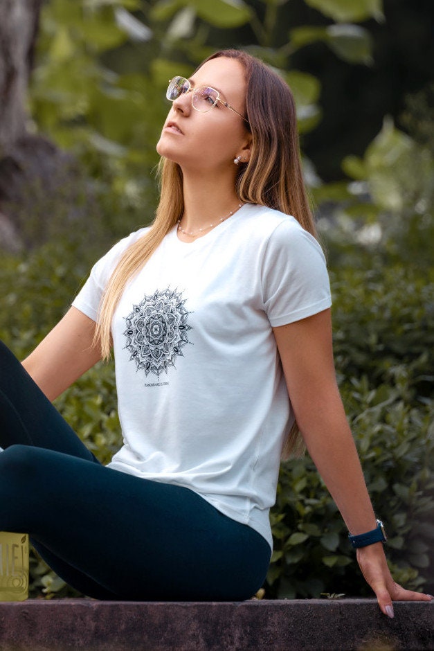 Nachhaltiges & Fair Produziertes T-Shirt Aus Ecovero | Holzfaser Mit Mandala, Extrem Soft Und Angenehm Zu Tragen Nachhaltiges & Fair Produziertes T-Shirt Aus Ecovero | Holzfaser Mit Mandala, Extrem Soft Und Angenehm Zu Tragen von HandshakeClothing