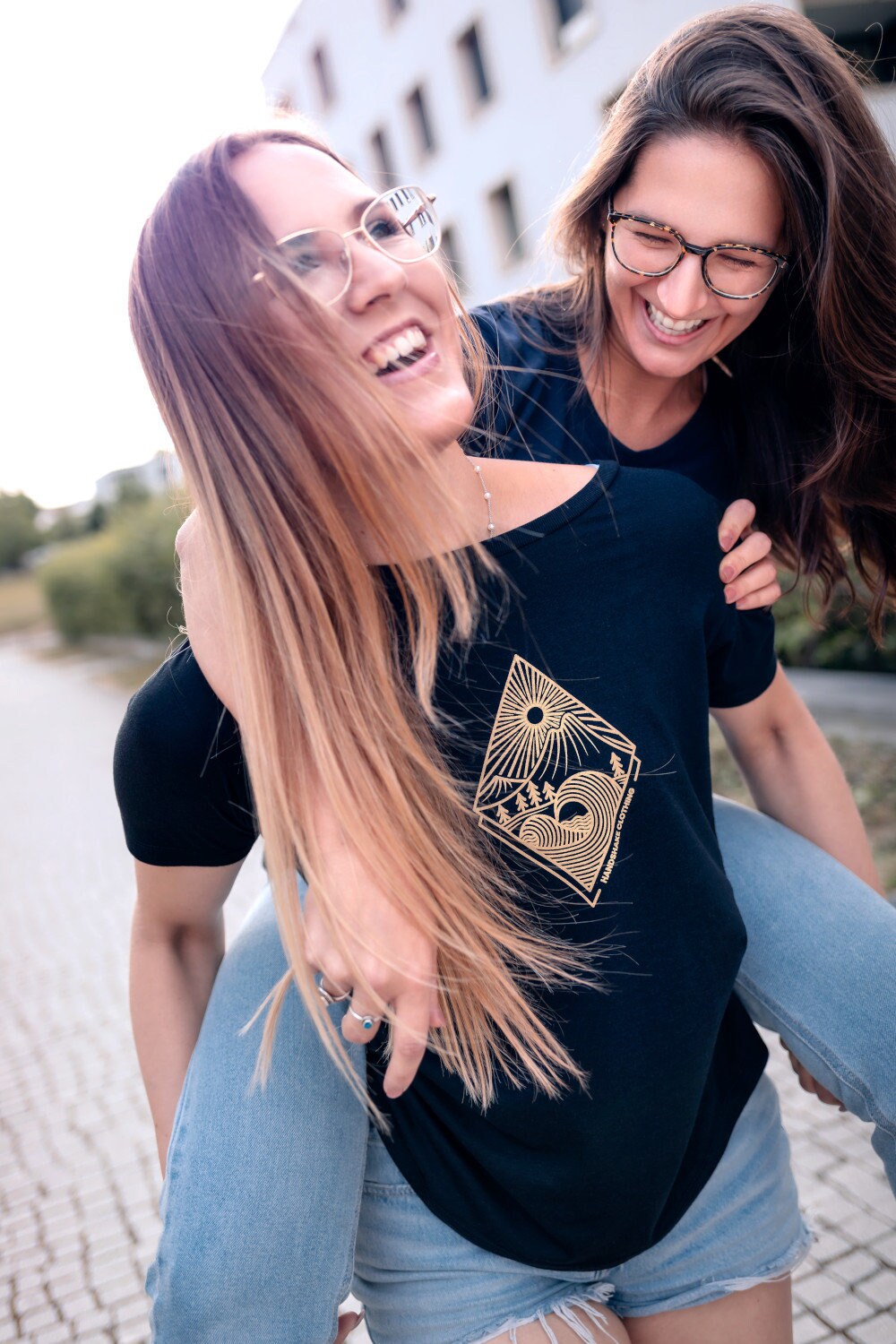 Nachhaltiges & Fair Produziertes T-Shirt Aus Ecovero | Holzfaser Mit Stranddesign | Print, Extrem Soft Und Angenehm Zu Tragen Nachhaltiges & Fair Produziertes T-Shirt Aus Ecovero | Holzfaser Mit Stranddesign | Print, Extrem Soft Und Angenehm Zu Tragen von HandshakeClothing