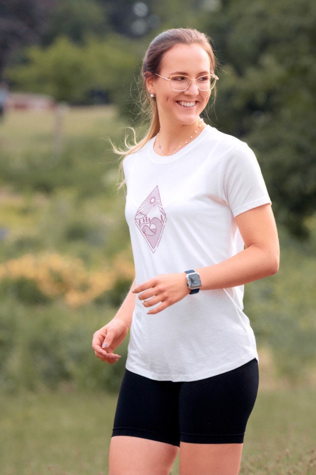 Nachhaltiges & Fair Produziertes T-Shirt Aus Ecovero | Holzfaser Mit Stranddesign | Print, Extrem Soft Und Angenehm Zu Tragen Nachhaltiges & Fair Produziertes T-Shirt Aus Ecovero | Holzfaser Mit Stranddesign | Print, Extrem Soft Und Angenehm Zu Tragen von HandshakeClothing