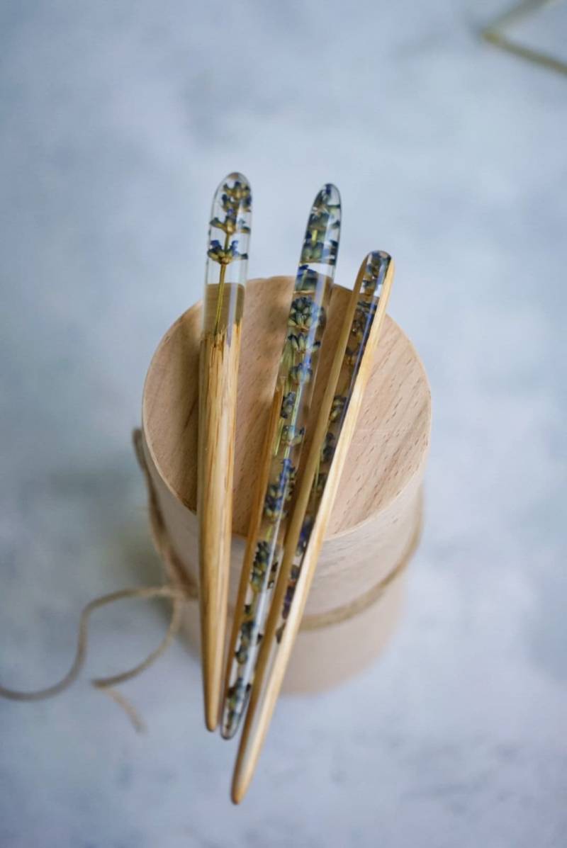Lavendel Holz Haarstäbe, Personalisierte Haarspange, Dutt Halter, Haar Gabel Blumen, Natur Geschenk Für Frauen, Harz Haarnadel Frauen Lavendel Holz Haarstäbe, Personalisierte Haarspange, Dutt Halter, Haar Gabel Blumen, Natur Geschenk Für Frauen, Harz Haarnadel Frauen von Handsland