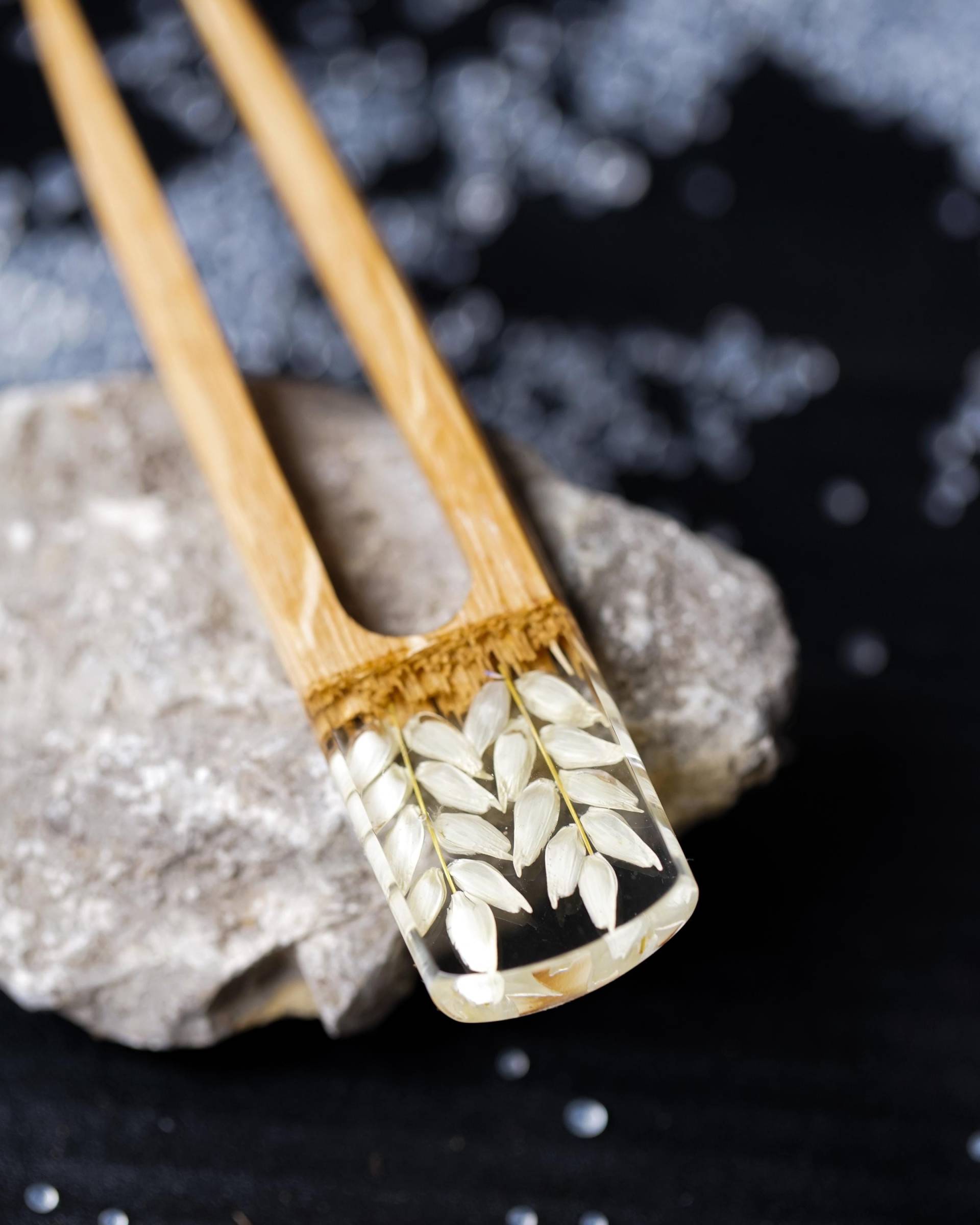 Personalisierte Holz Haargabel, Eiche Harz Haarnadel Mit Weizen, Langer Haarstab, Haar Accessoire, Rustikaler Dutt Halter, Geschenk Für Sie Personalisierte Holz Haargabel, Eiche Harz Haarnadel Mit Weizen, Langer Haarstab, Haar Accessoire, Rustikaler Dutt Halter, Geschenk Für Sie von Handsland