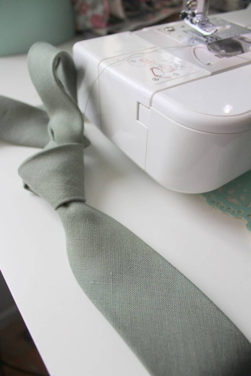 Dusty Sage Leinen Krawatte Dusty Sage Leinen Krawatte von HandsomeAndLace