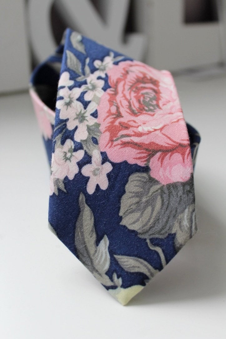 Soft Navy Und Pink Floral Krawatte von HandsomeAndLace