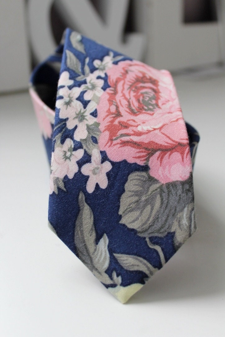 Soft Navy Und Pink Floral Krawatte von HandsomeAndLace