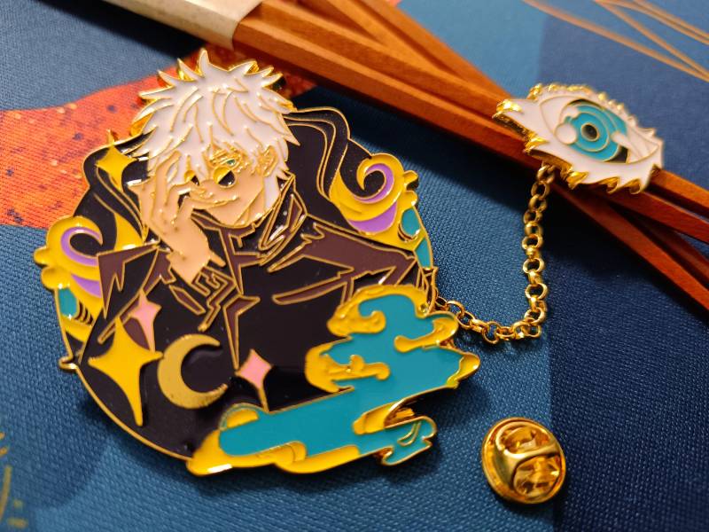 Jujutsu Kaisen Accessoire - Riesiges Doppel Hartmetall Emaille Pin Set Mit Kette Satoru Gojo Young von HandsomeHobbies