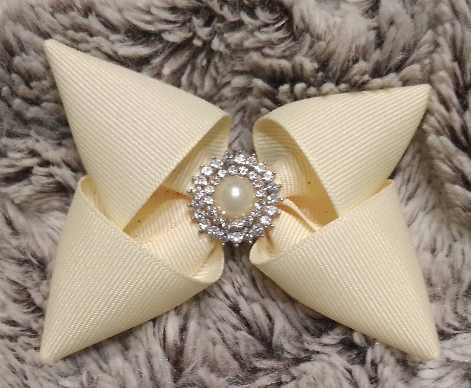 Creme Farbe Spitze Schleife Mit Besonderen Finden Creme Farbe Spitze Schleife Mit Besonderen Finden von HandstoAdorn