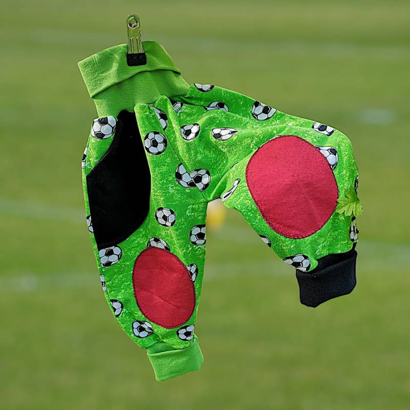 Hose Kinder 62/68 Im Fußball-Design Grün Mit Kniepatches Mitwachshose Aus Baumwolljersey Kinderkleidung Handmade Unikat von Handundherzgemachtes