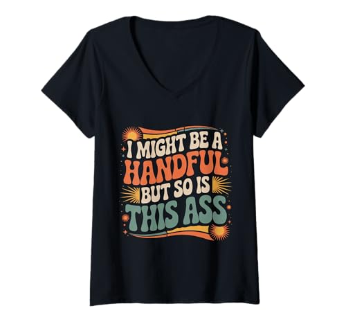 Damen I Might Be A Handful But So is This Ass Gym Squat Fit |- T-Shirt mit V-Ausschnitt Damen I Might Be A Handful But So is This Ass Gym Squat Fit |- T-Shirt mit V-Ausschnitt von Handvoll Fit und Sass Fitnessstufenstärke