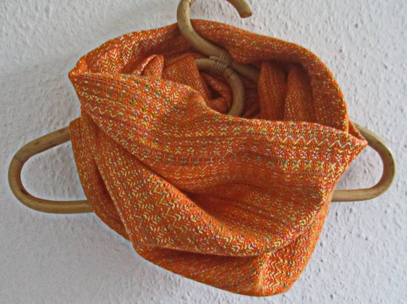 Handgewebter Loop Aus Seide Und Baumwolle Mit Edlem Glanz, Orange Farbspiel in Lila, Gelb & von HandweberinUte