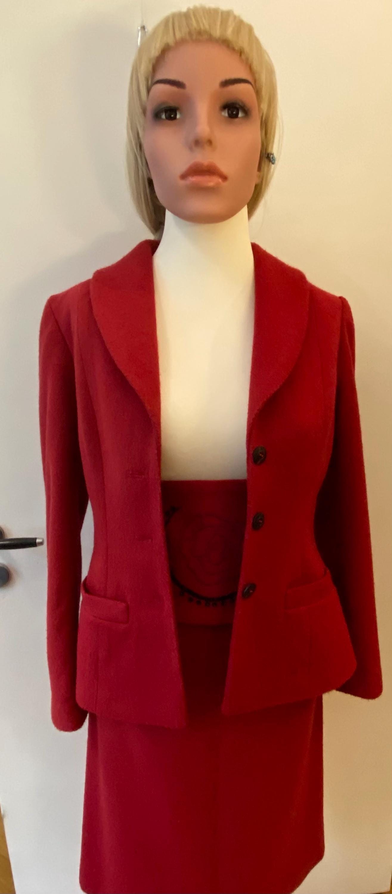 Handgefertigtes Damenkostüm - Maßgeschneidertes Unikat Aus Wolle Mit Besticktem Gürtel | Blazer, Rock & Gürtel Handgefertigtes Damenkostüm - Maßgeschneidertes Unikat Aus Wolle Mit Besticktem Gürtel | Blazer, Rock & Gürtel von Handwerksstuebchen
