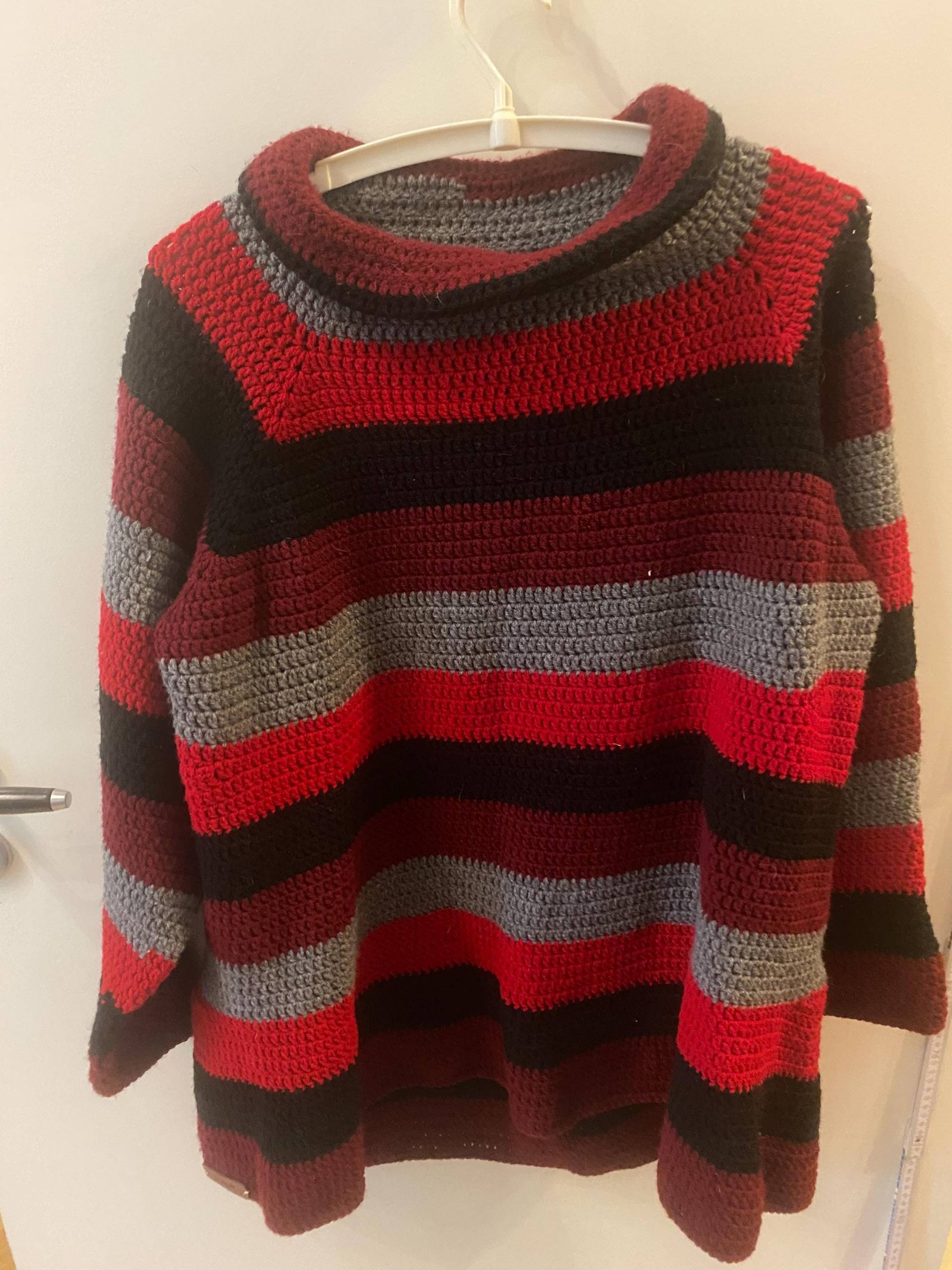 Handgemachtes Gestreiftes Oversize Pulloverkleid - Gehäkelt, Gemütlicher Übergrößen-Pullover, Auch Als Minikleid Tragbar Handgemachtes Gestreiftes Oversize Pulloverkleid - Gehäkelt, Gemütlicher Übergrößen-Pullover, Auch Als Minikleid Tragbar von Handwerksstuebchen