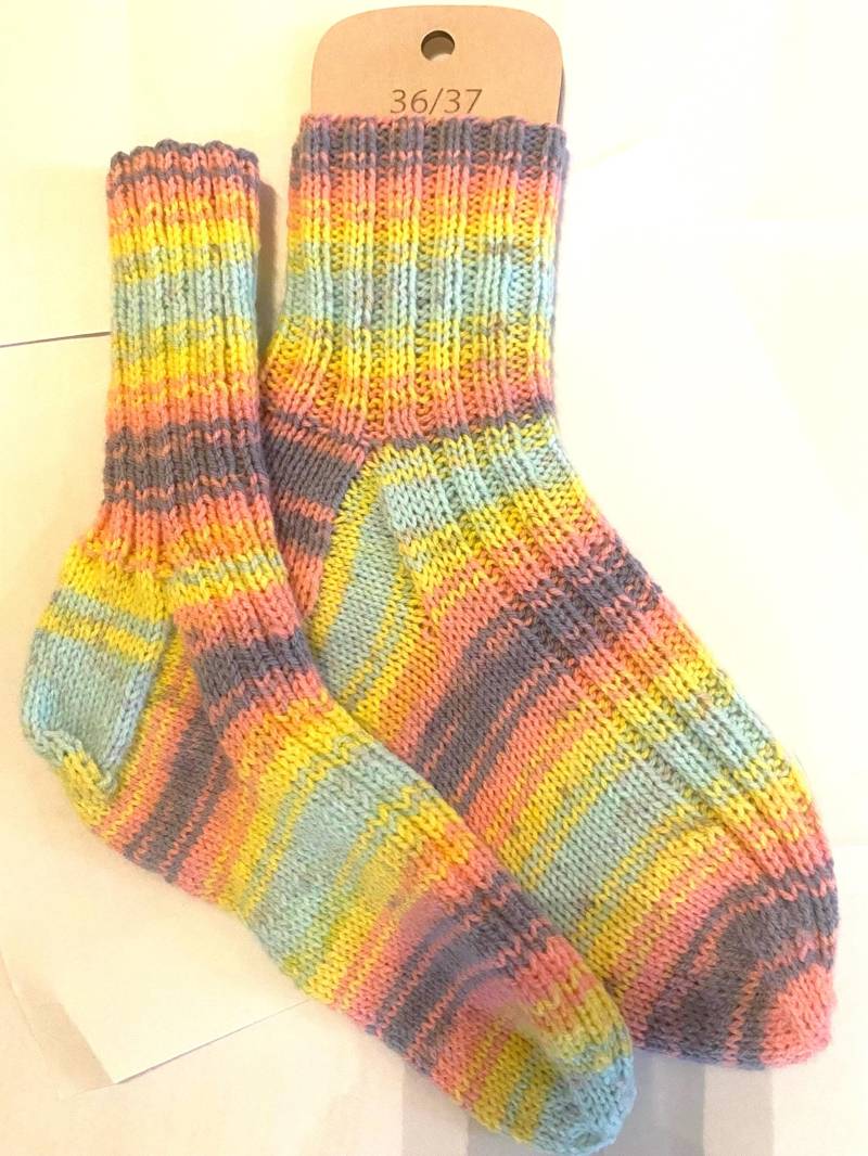 Handgestrickte Socken Größe 36-38 - Bunte Damen Socken, Einzigartiges Geschenk Handgestrickte Socken Größe 36-38 - Bunte Damen Socken, Einzigartiges Geschenk von Handwerksstuebchen