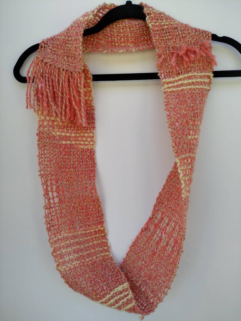 Coral Alpaca Cowl - Handgewebt Koralle/Gelb Leichtgewicht. #17C04 Coral Alpaca Cowl - Handgewebt Koralle/Gelb Leichtgewicht. #17C04 von HandwovenWonders