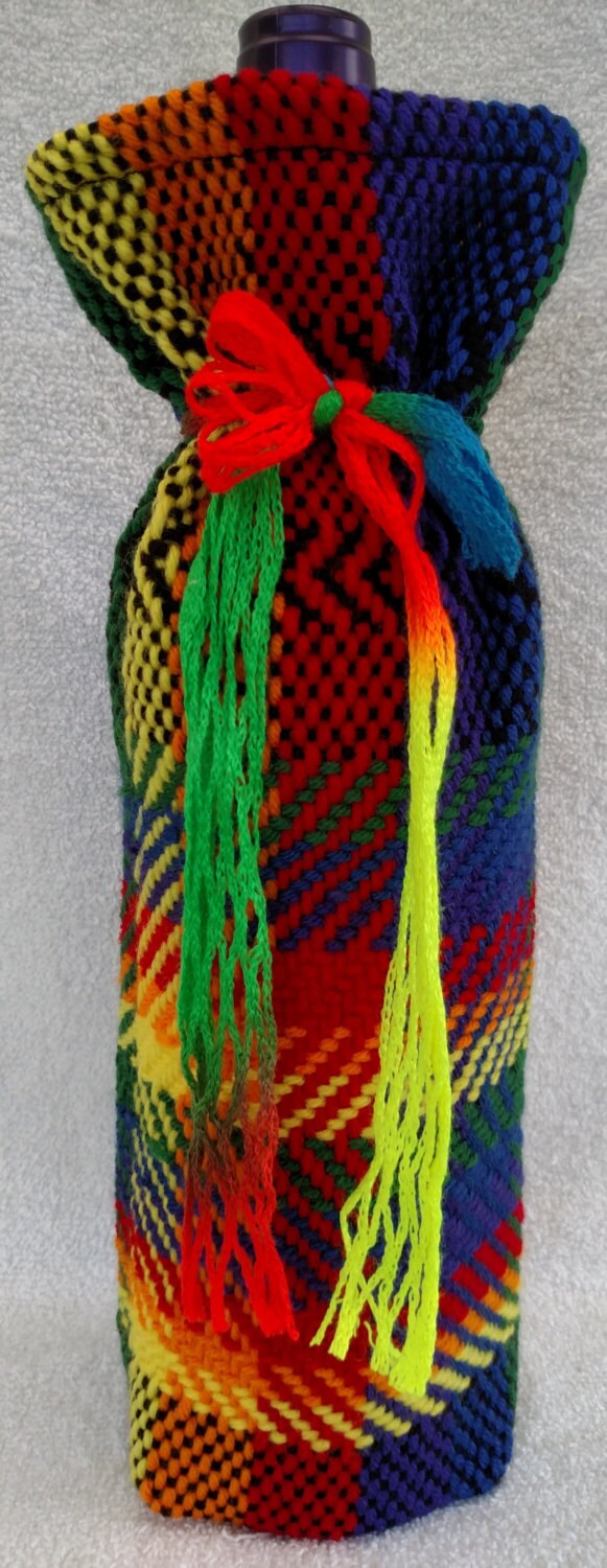 Fröhliche Regenbogen Flaschentasche- Weinflaschentasche- Geschenktasche - Handgewebt. #15W35 Fröhliche Regenbogen Flaschentasche- Weinflaschentasche- Geschenktasche - Handgewebt. #15W35 von HandwovenWonders