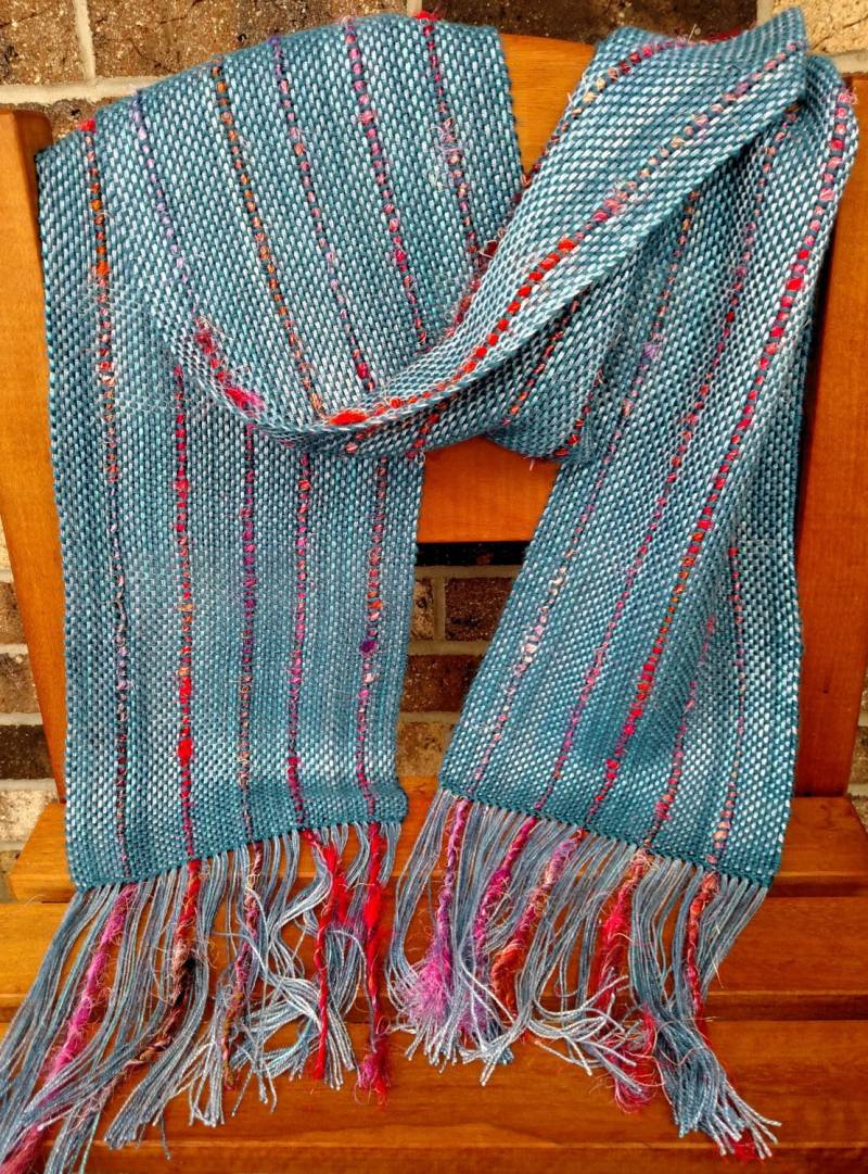 Seidiger Saphir Schal - Handgewebter Leichter Bambus-Seide-Tencel Mischung. #17C01 von HandwovenWonders