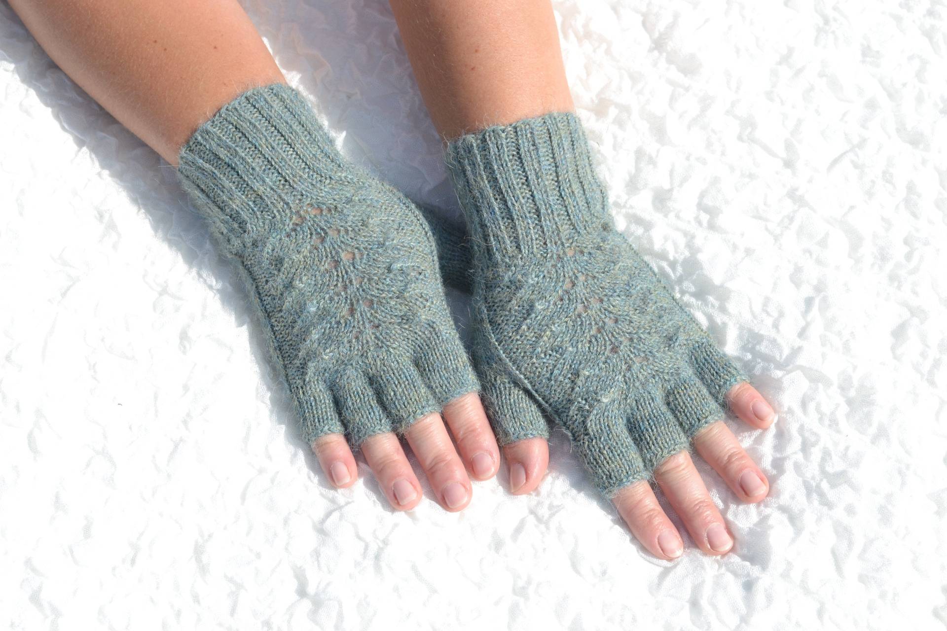 Alpaka Wolle Halbfingerhandschuhe, Handgestrickte Damenhandschuhe, Handgemachte Alpakahandschuhe, Zopfstrick Aquagraue Handschuhe von HandyDuo