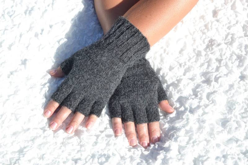 Anthrazit Alpaka Halbe Fingerhandschuhe, Handgestrickte Graue Handschuhe, Wolle Offene Damen Handschuhe Anthrazit Alpaka Halbe Fingerhandschuhe, Handgestrickte Graue Handschuhe, Wolle Offene Damen Handschuhe von HandyDuo