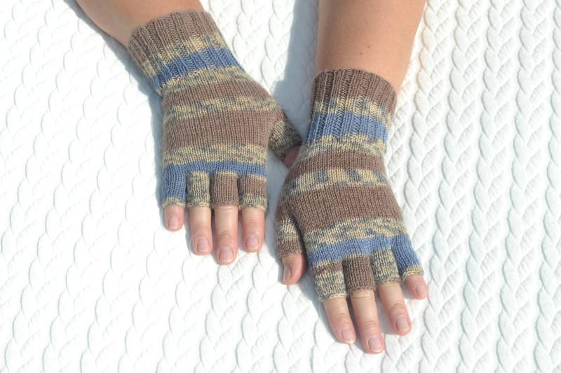 Blau Und Braun Wolle Halbfinger Handschuhe, Handgestrickte Offene Fingerhandschuhe Für Kalte Hände, Fingerlose Schreibhandschuhe, Pulswärmer von HandyDuo