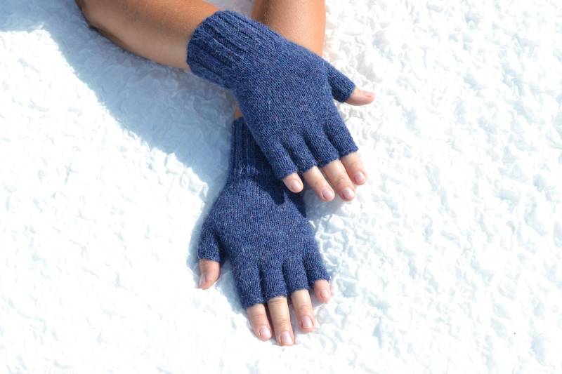Blaue Alpaka Halbe Fingerhandschuhe, Handgestrickte Blaue Handschuhe, Wolle Winterhandschuhe, Strick Damen Armstulpen, Offene Fingerhandschuhe von HandyDuo