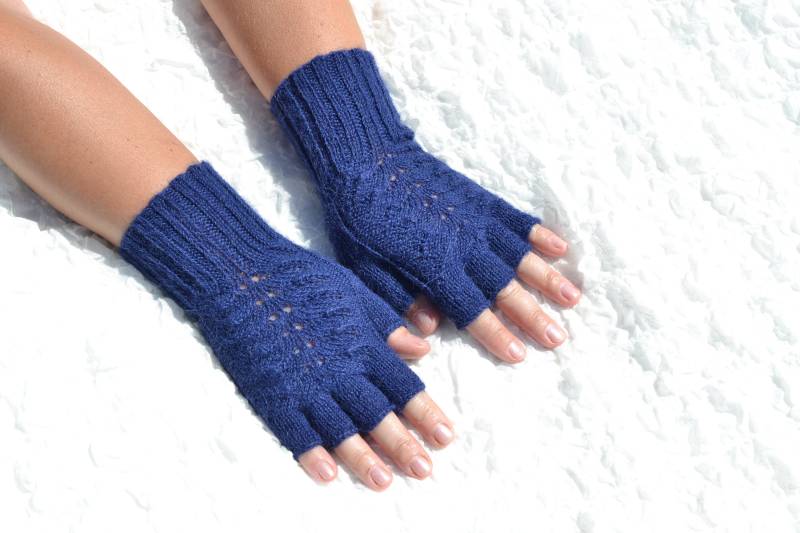 Blaue Alpaka Halbfingerhandschuhe, Handgestrickte Blaue Handschuhe, Alpakawolle Offene Fingerhandschuhe, Kleine Damenhandschuhe von HandyDuo