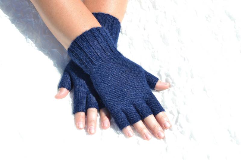 Blaue Alpaka Halbfingerhandschuhe, Handgestrickte Blaue Handschuhe, Handgemachte Offene Fingerhandschuhe, Gestrickte Unisex Handschuhe von HandyDuo