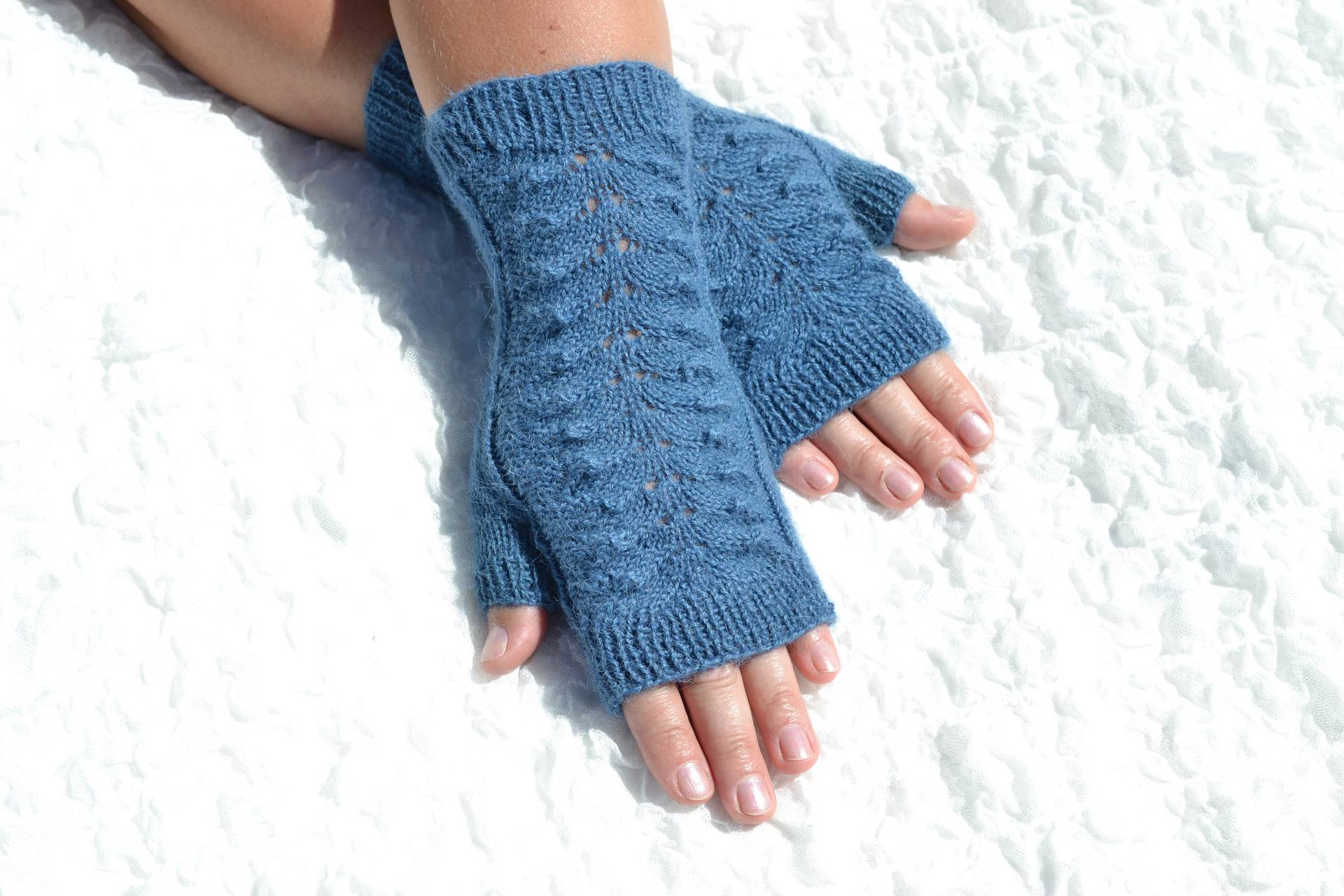 Blaue Alpaka Wolle Fingerlose Handschuhe, Armstulpen Mit Zopfmuster von HandyDuo