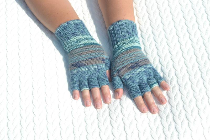 Blaue Halbe Fingerhandschuhe Für Kalte Hände, Handgestrickte Offene Fingerhandschuhe, Wollfingerhandschuhe, Schreibhandschuhe, Handwärmer von HandyDuo