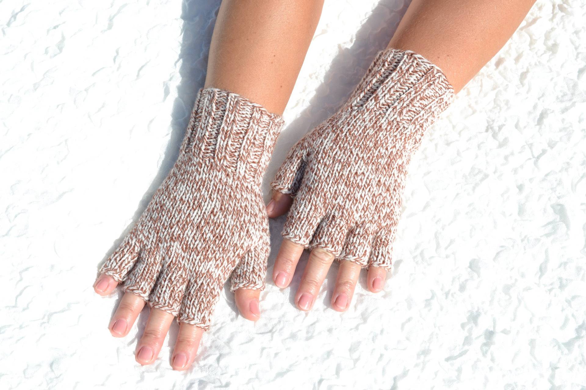 Braun Und Beige Halbe Fingerhandschuhe, Handgestrickte Wollmischung Handschuhe, Handgemachte Winterhandschuhe, Offene Fingerhandschuhe Gestrickt von HandyDuo