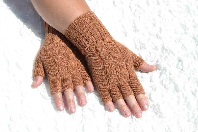 Braune Halbe Fingerhandschuhe, Handgestrickte Wollhandschuhe, Gestrickte Offene Handgemachte Braune Damenhandschuhe Kleine Größe von HandyDuo