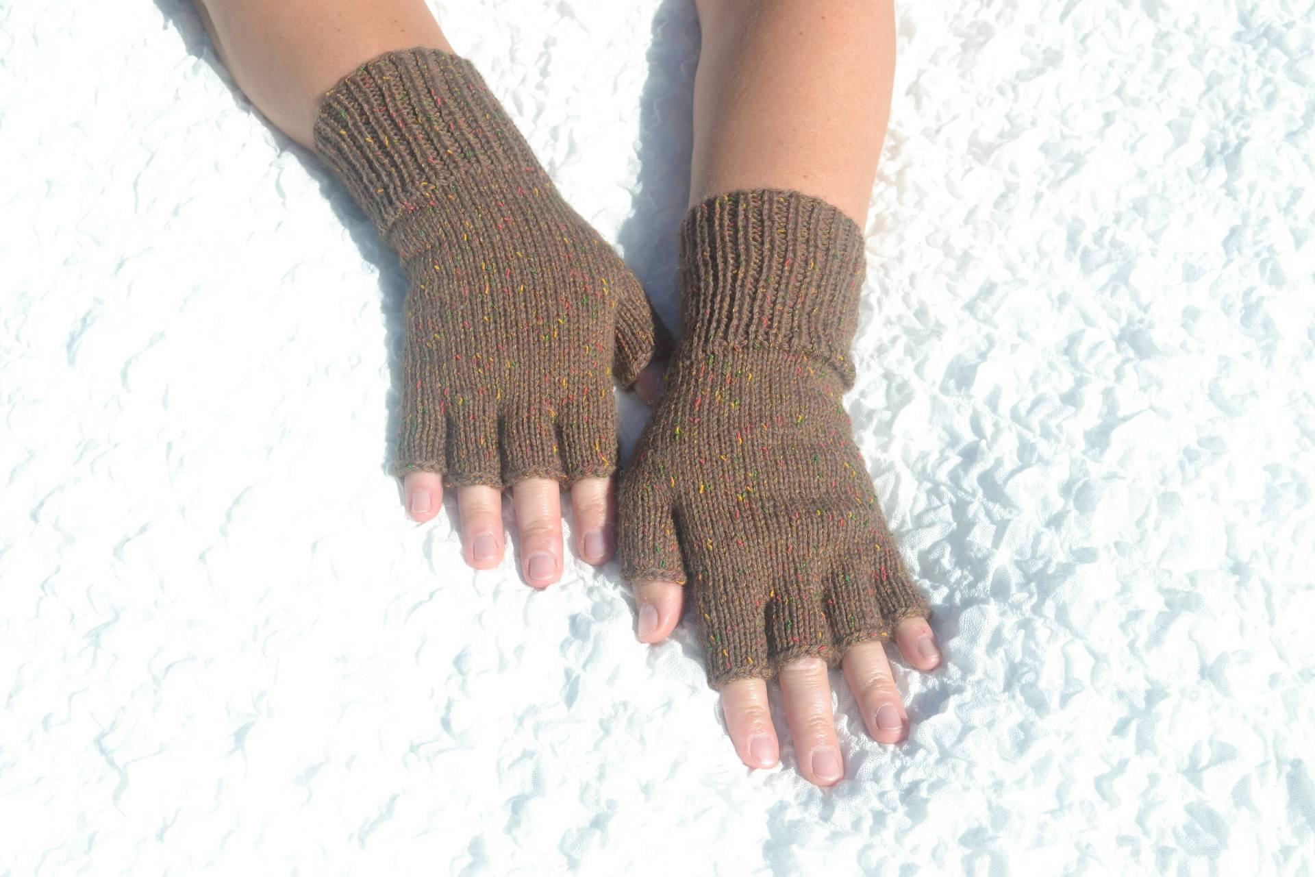Braune Halbfinger Handschuhe Mit Bunten Strichen, Handgestrickte Offene Fingerhandschuhe, Handgemachte Braune Armstulpen, Strickwolle Und Polyacryl von HandyDuo