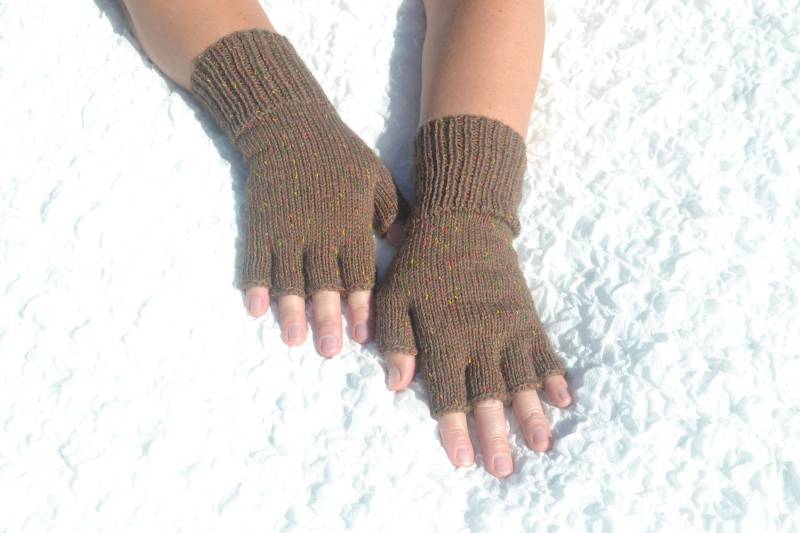 Braune Halbfinger Handschuhe Mit Bunten Strichen, Handgestrickte Offene Fingerhandschuhe, Handgemachte Braune Armstulpen, Strickwolle Und Polyacryl Braune Halbfinger Handschuhe Mit Bunten Strichen, Handgestrickte Offene Fingerhandschuhe, Handgemachte Braune Armstulpen, Strickwolle Und Polyacryl von HandyDuo