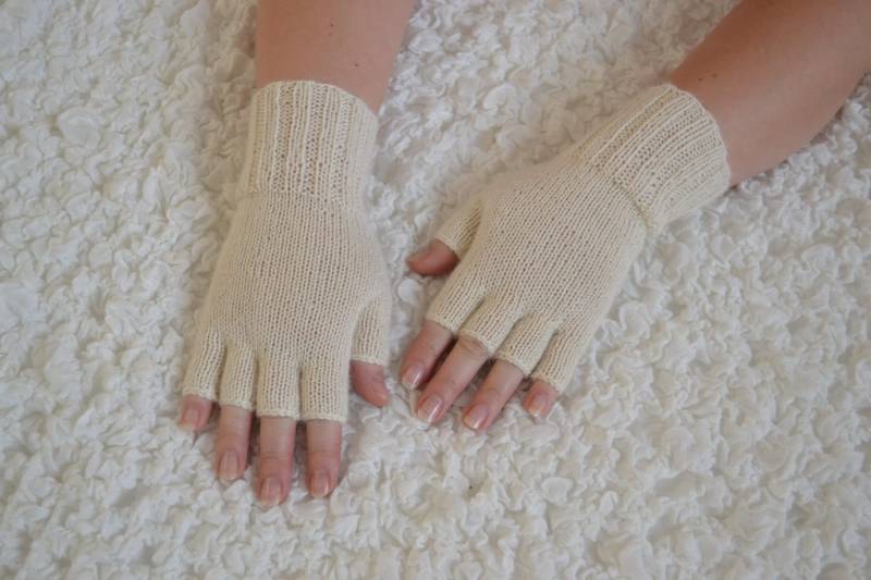 Cremefarbene Alpaka Halbfingerhandschuhe, Handgestrickte Handschuhe, Handstulpen, Handstulpen von HandyDuo