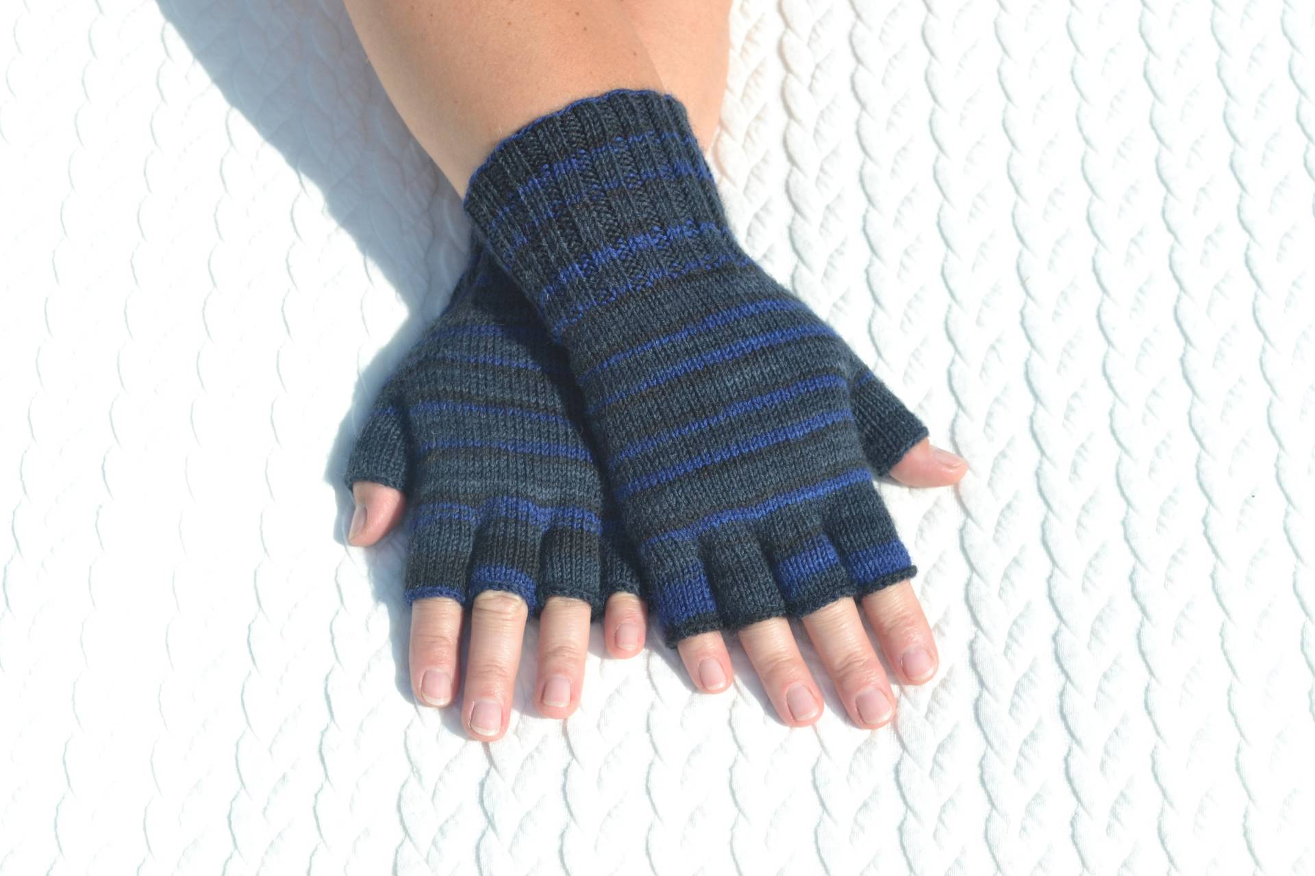 Dunkelgraue, Blaue Und Schwarze Halbe Fingerhandschuhe, Handgestrickte Offene Fingerlose Handschuhe, Schreibhandschuhe, Pulswärmer Gestrickt von HandyDuo