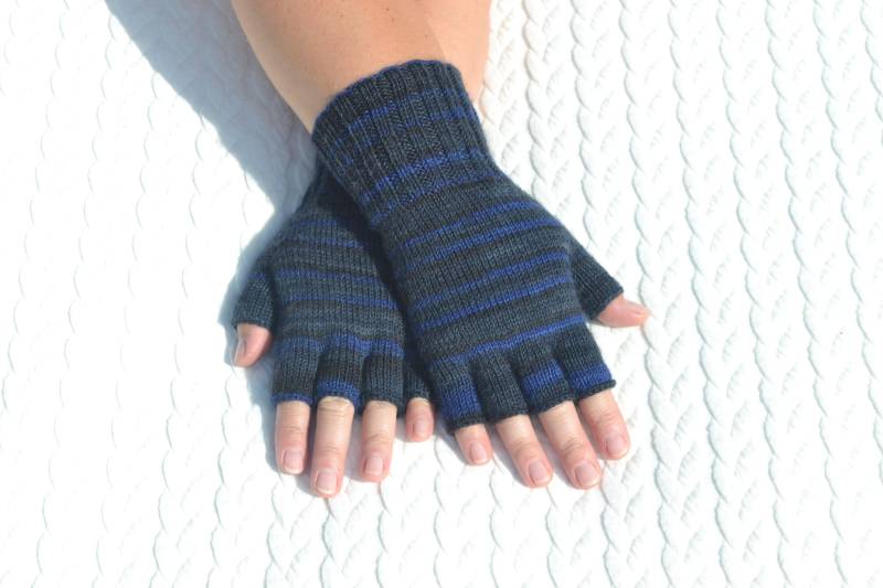 Dunkelgraue, Blaue Und Schwarze Halbe Fingerhandschuhe, Handgestrickte Offene Fingerlose Handschuhe, Schreibhandschuhe, Pulswärmer Gestrickt von HandyDuo