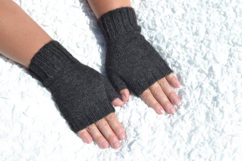 Dunkelgraue Fingerlose Handschuhe Aus Alpakawolle, Handgestrickte Anthrazitfarbene Handschuhe, Handgemachte Dunkelgraue Alpakahandschuhe, Kleine von HandyDuo